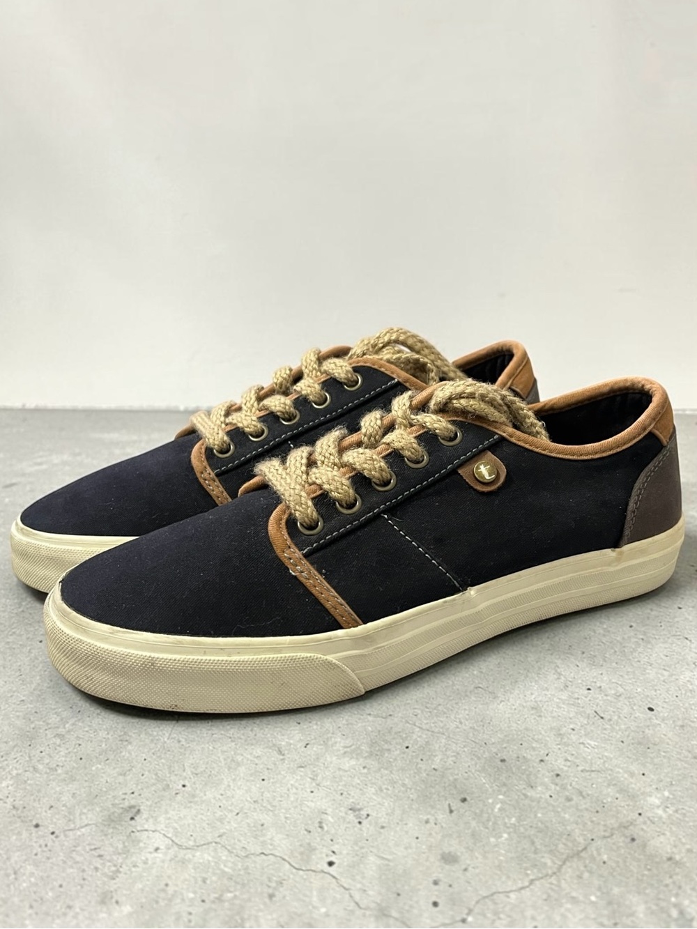 Taos Super Soul Black Canvas Low Top Sneakers Tan Trim Size 8 SSL-14101